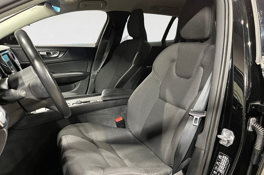 Bild 3 av Volvo V60 D4 190 HK AUT MOMENTUM VOC DRAG D-VÄRM KAMREM BYTT 17"