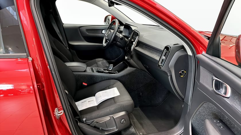 Bild 3 av Volvo XC40 T4 | 360 | Drag | Momentum Pro 190hk
