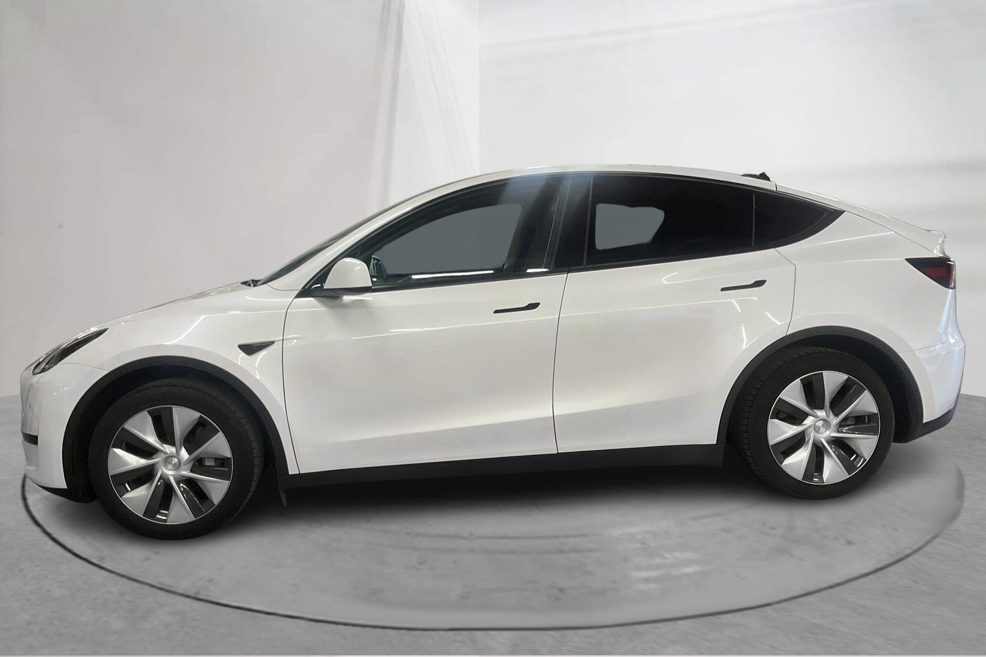 Tesla Model Y Standard Range RWD 2023, photo 2/10