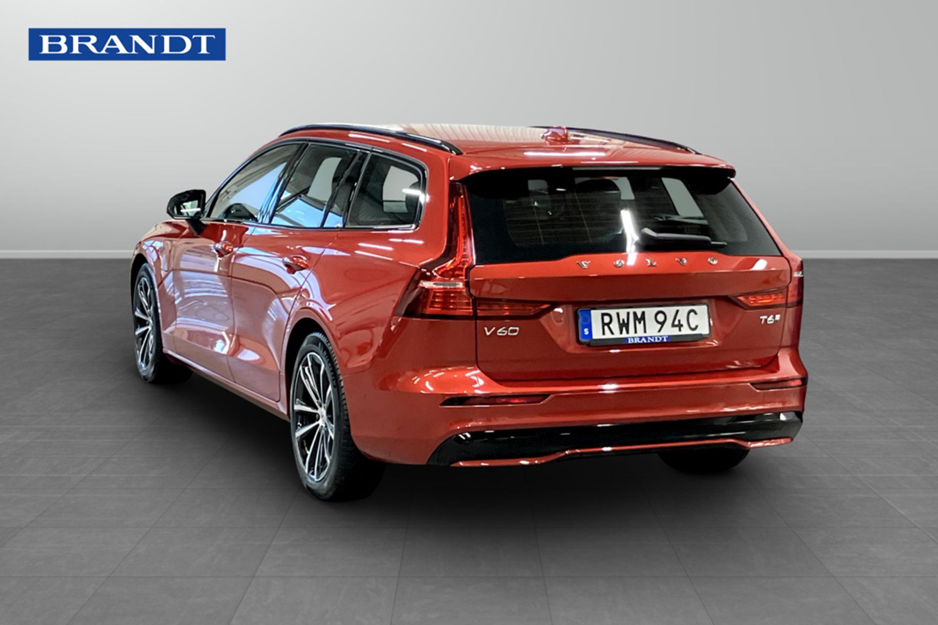Volvo V60 T6 Plug-In Hybrid AWD 2025, bild 2/10