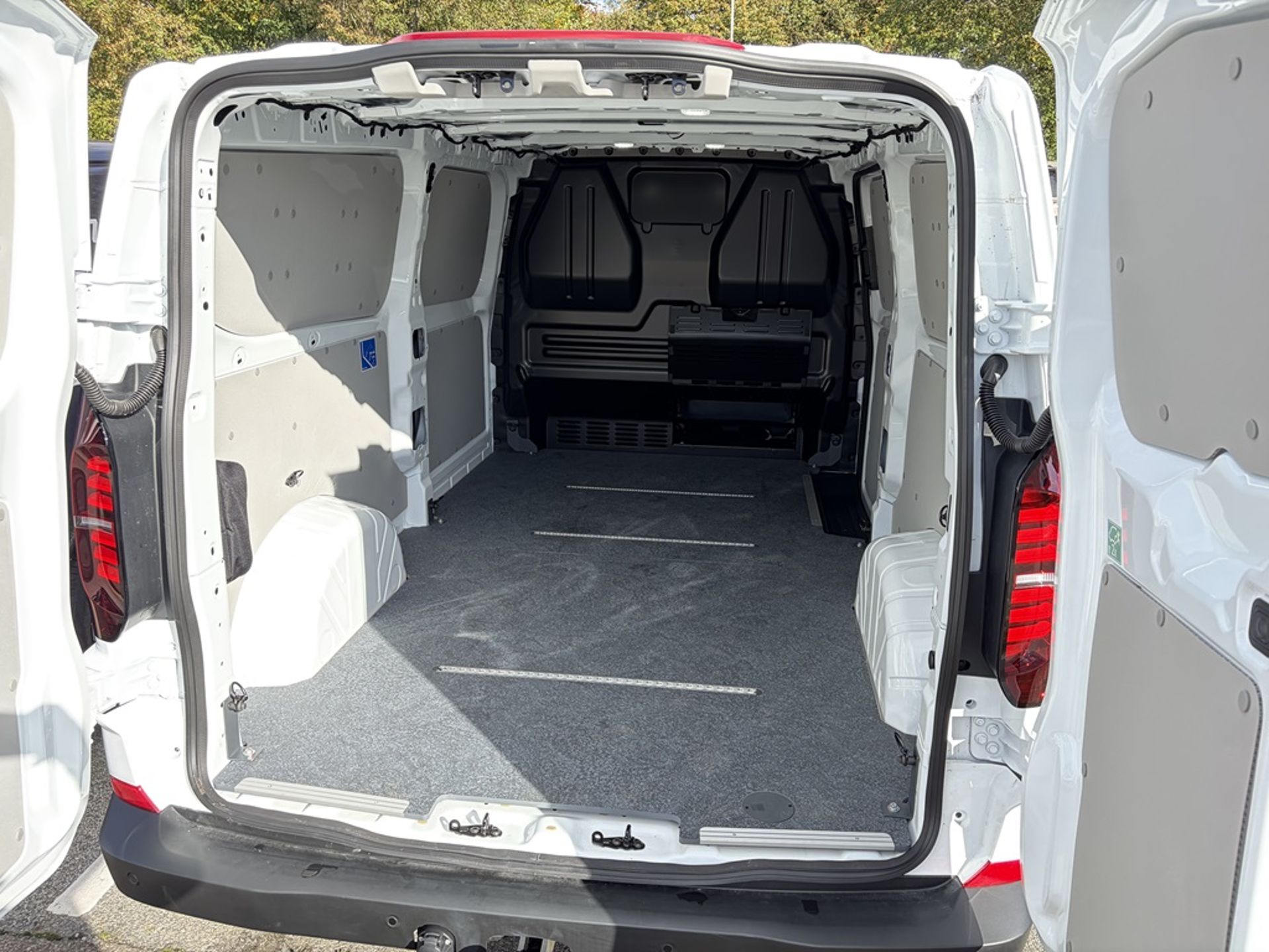 Volkswagen Transporter 2025, photo 6/9