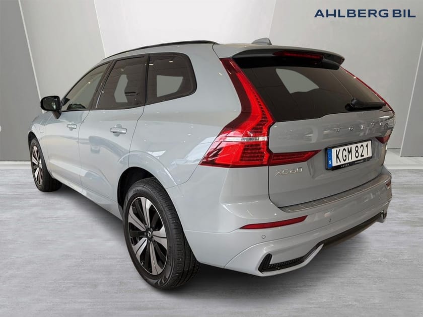 Bild 3 av Volvo XC60 Recharge T6 II Plus Dark Edition, Dragkrok Halvautomatisk, Parkerinsgkamera Bak, Baklucka Elmanövrerad, Google Maps