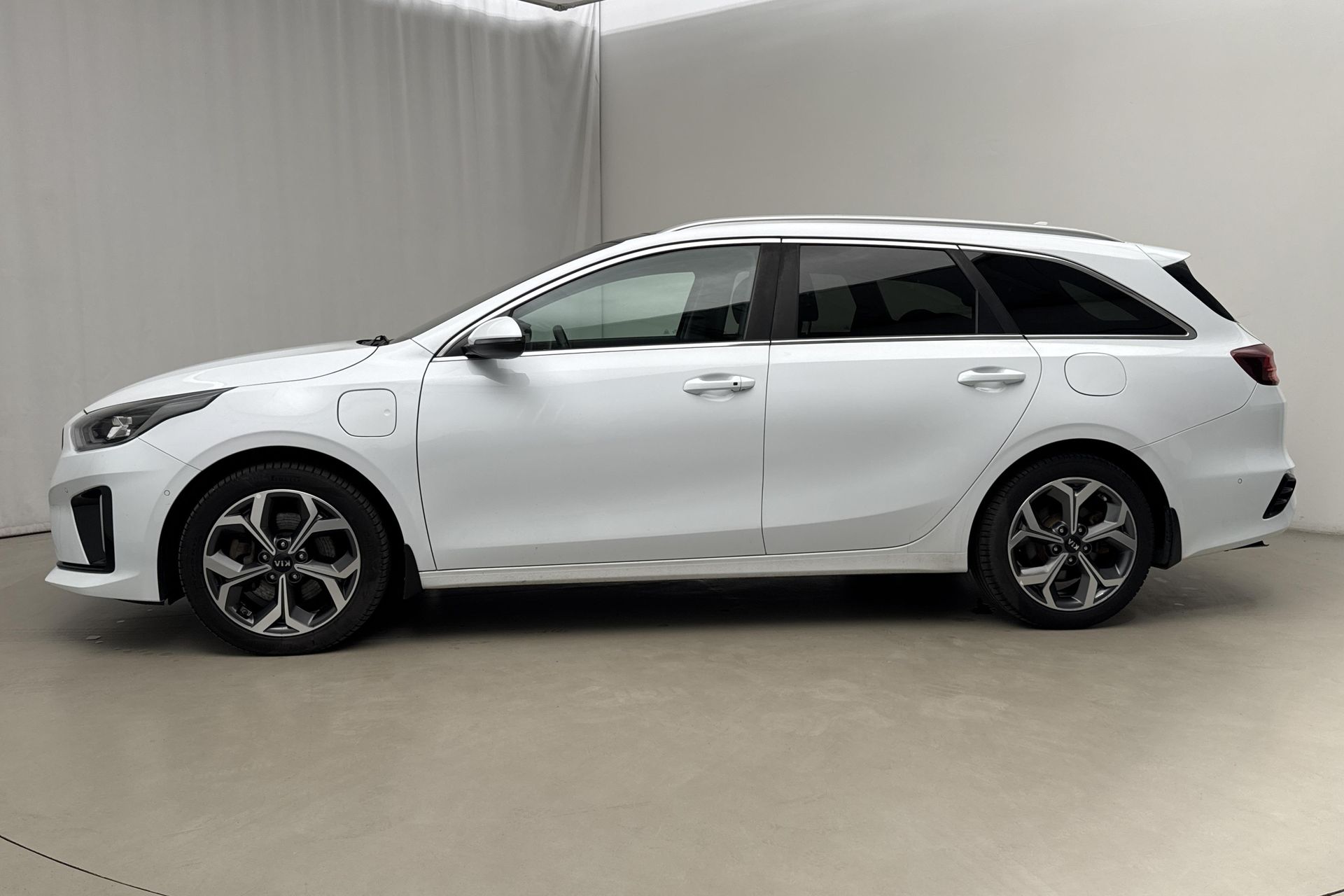 Kia Ceed Sportswagon Plug-in Hybrid 2021, photo 2/10