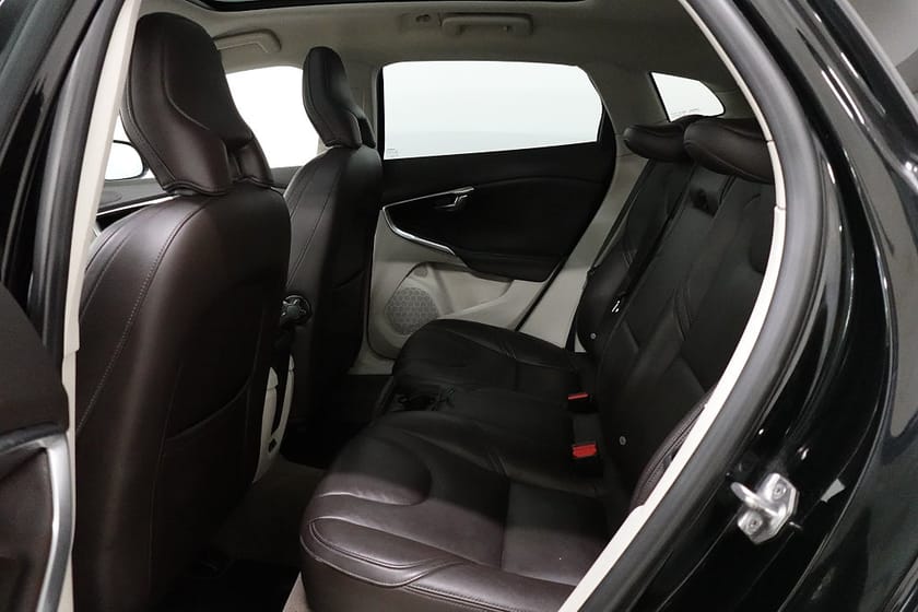 Bild 5 av Volvo V40 D4 Summum Panorama D-Värme H/K Navigator Skinn