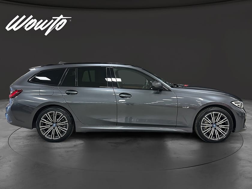 Bild 3 av BMW 330e xDrive Touring 330 M-Sport / Dragkrok / Cockpit