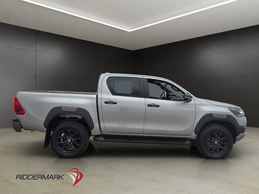 Bild 2 av Toyota Hilux Dubbelhytt Invincible 2.8 MHEV 4WD Drag Diff B-Kamera Moms