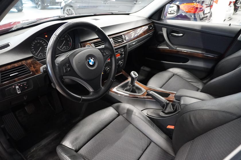 Bild 2 av BMW 325i Touring Sportstol Xenon Farthållare