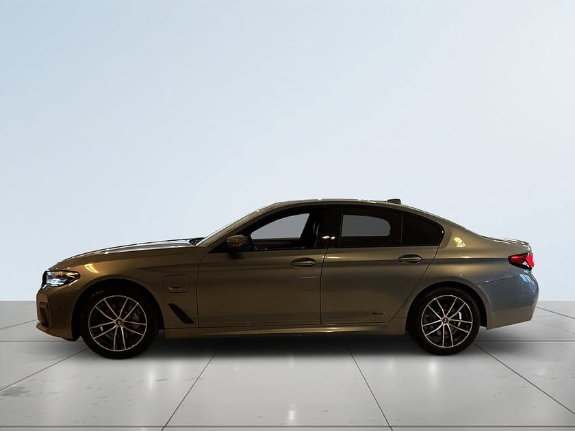 Bild 4 av BMW 530e xDrive Sedan M Sport MOMS Drag Pvärme B-kamera S&V-däck