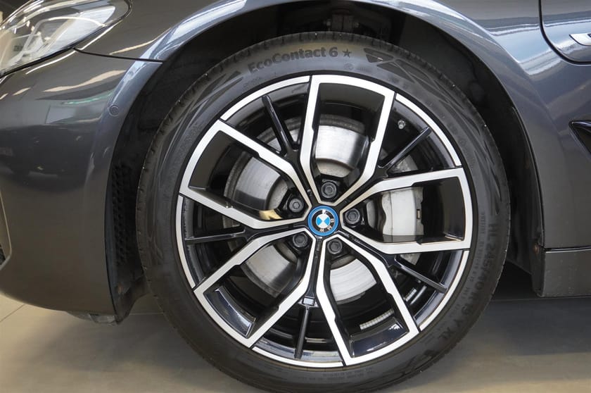 Bild 3 av BMW 530e xDrive Touring M-Sport HUD H K 360 Drag