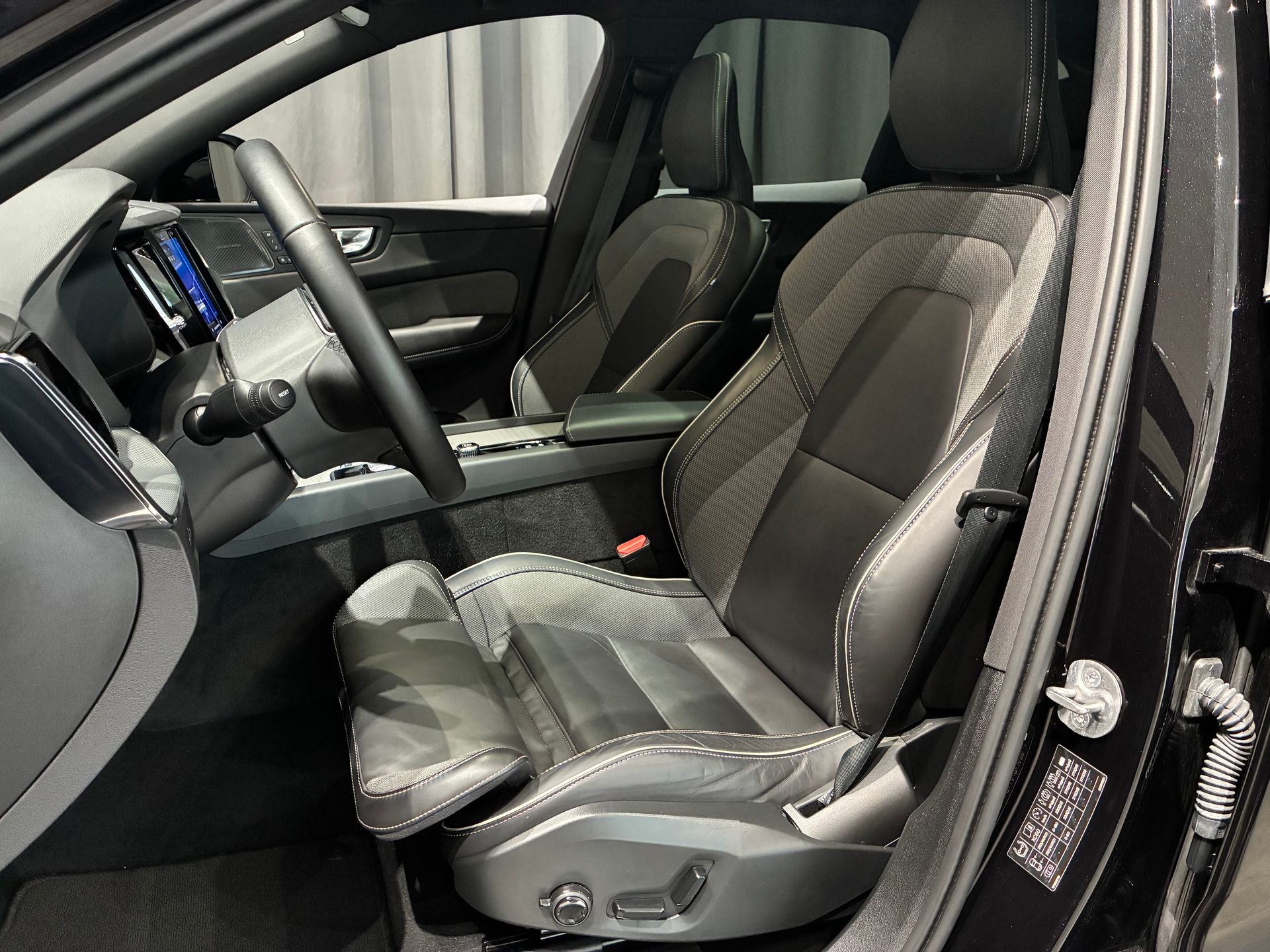 Volvo XC60 T6 Plus Black Nordic Edition 2025, bild 6/10