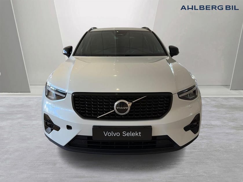 Bild 4 av Volvo XC40 B3 FWD Bensin Plus Dark, Klimatpaket, Förarstödpaket, Parkeringskamera Bak, Baklucka Elmanövrerad, Google Maps