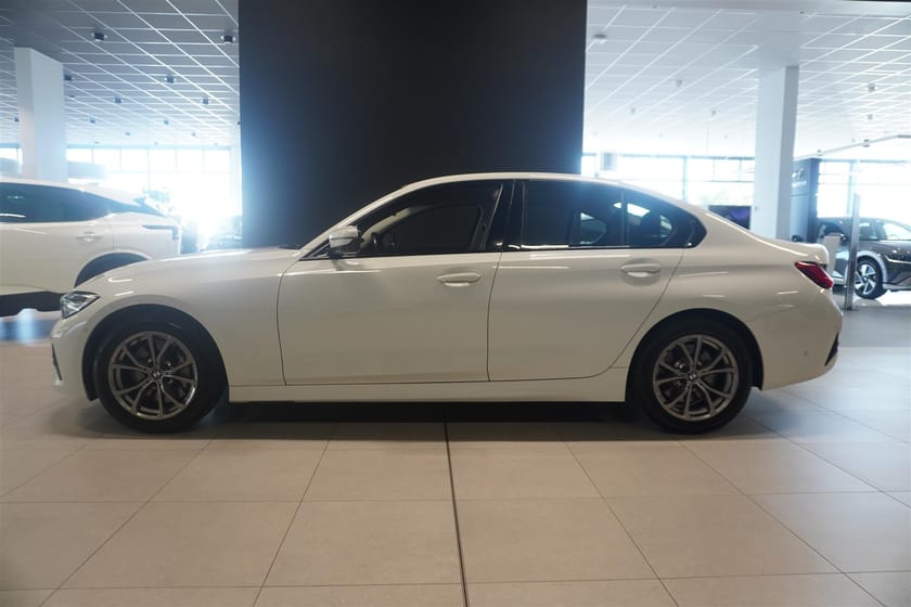 Bild 2 av BMW 330i Sedan 258hk  Sportline Drag 360 HiFi Pano Adaptivfart Navi Rattvärme