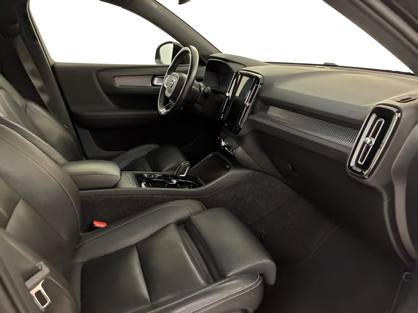 Bild 4 av Volvo XC40 D4 AWD R-Design | Panoramaglastak | Navigation | Parkeringskamera Bak