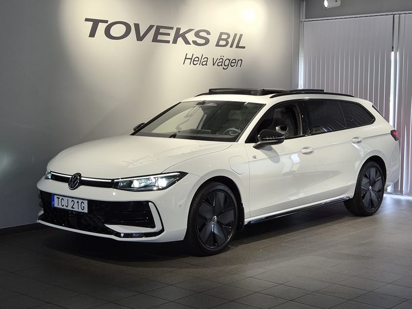 Bild 1 av Volkswagen Passat Variant eHybrid R-Line 1.5 TSI DSG, 272hk |Pano|HuD|Blacks