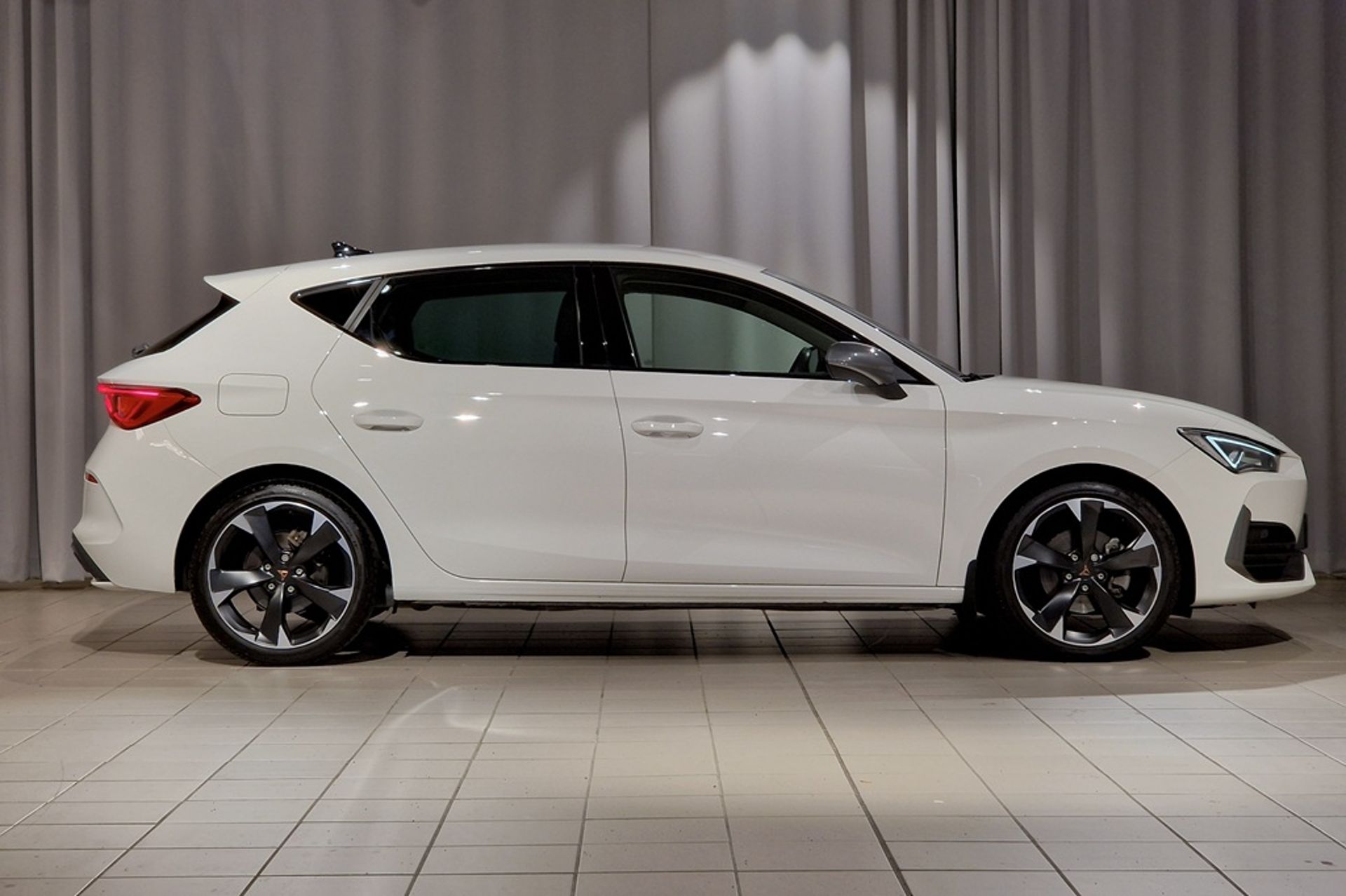 Cupra Leon 1.5 eTSI 2024, photo 3/10