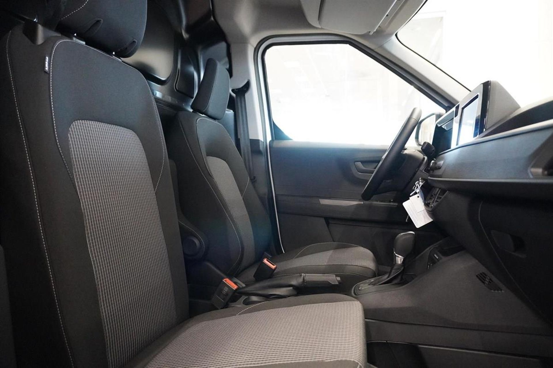Ford Transit Courier 2027, bild 3/10