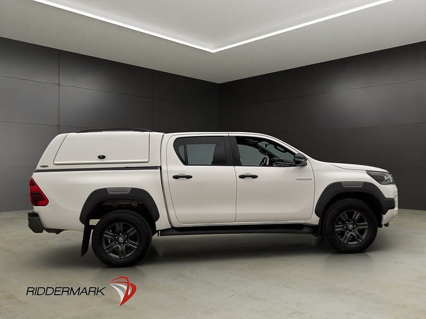 Bild 2 av Toyota Hilux Dubbelhytt Invincible 2.8 4WD M/K-Värm Drag JBL Kåpa Moms