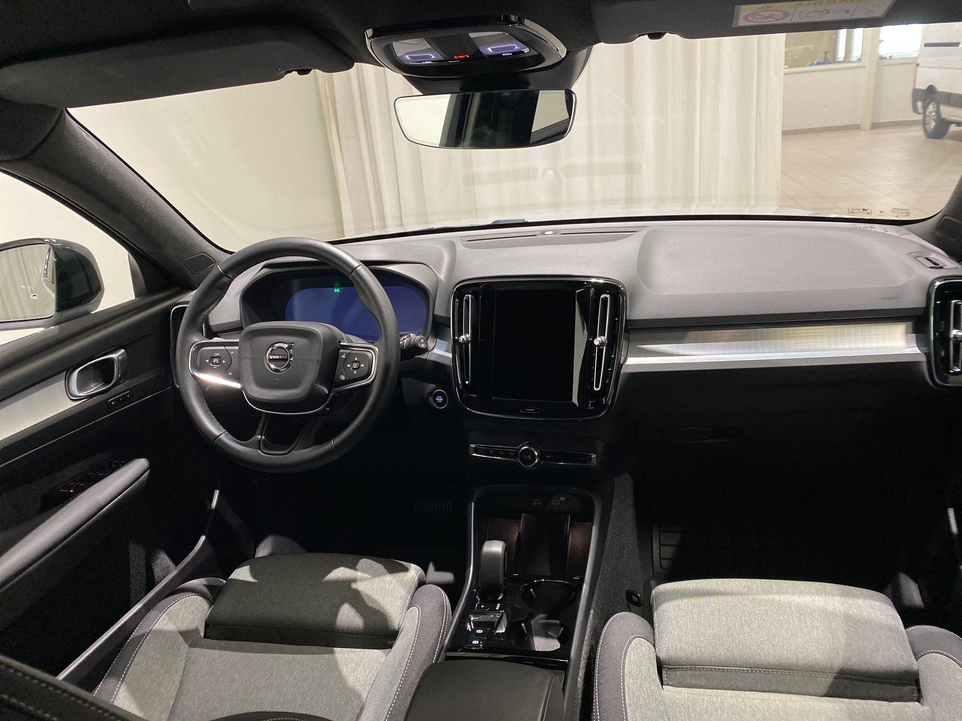 Volvo XC40 B3 FWD Bensin Plus Dark 2025, bild 2/10