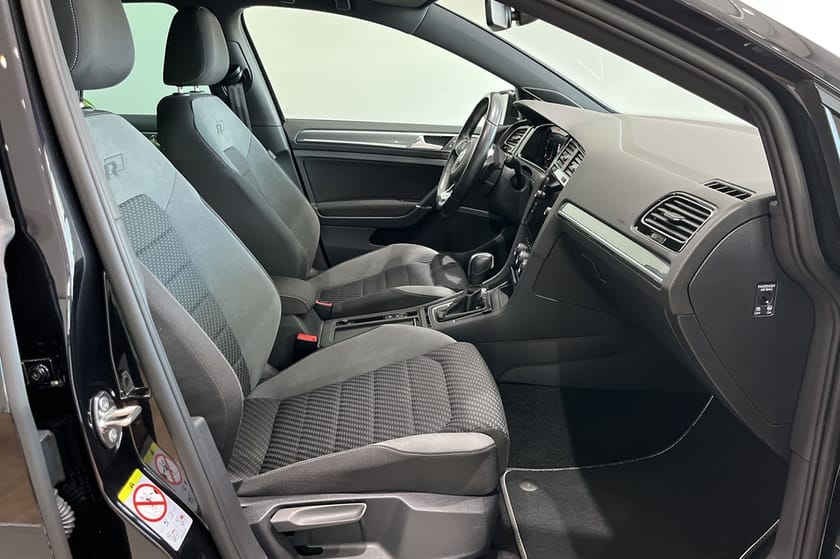 Bild 5 av Volkswagen Golf GT R-Line 150hk TSI Cockpit Fjärrvärmare Dynaudio