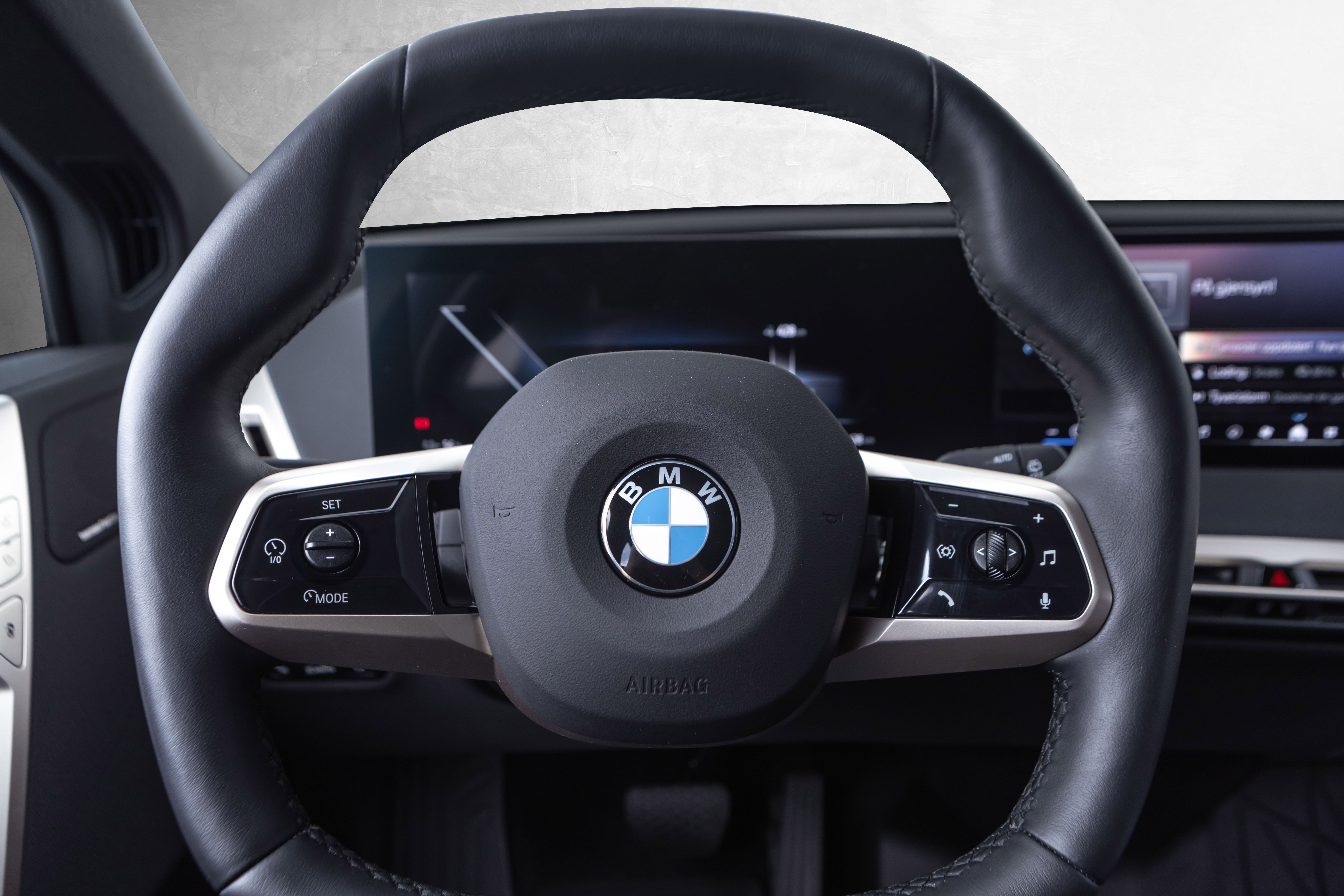 BMW iX xDrive60, 544hp, 2025