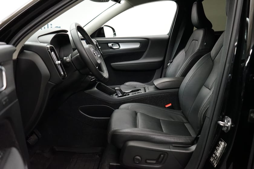 Bild 5 av Volvo XC40 B4 FWD Bensin Momentum Advanced Edt, Dragkrok, Baklucka elmanövrerad