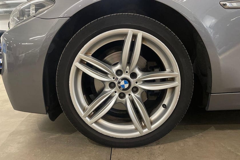 Bild 5 av BMW 520d xDrive Touring M-Sport / Panorama / Head-Up / B-Kamera