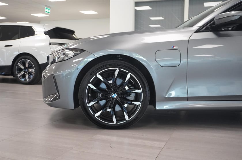 Bild 3 av BMW 330e xDrive Touring M-Sport Active Edition Aktiv Fart