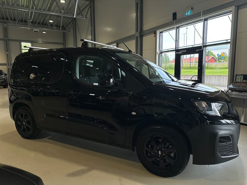Bild 3 av Peugeot e-Partner L1 / Drag / Inredning + dubbelgolv / Lastbågar