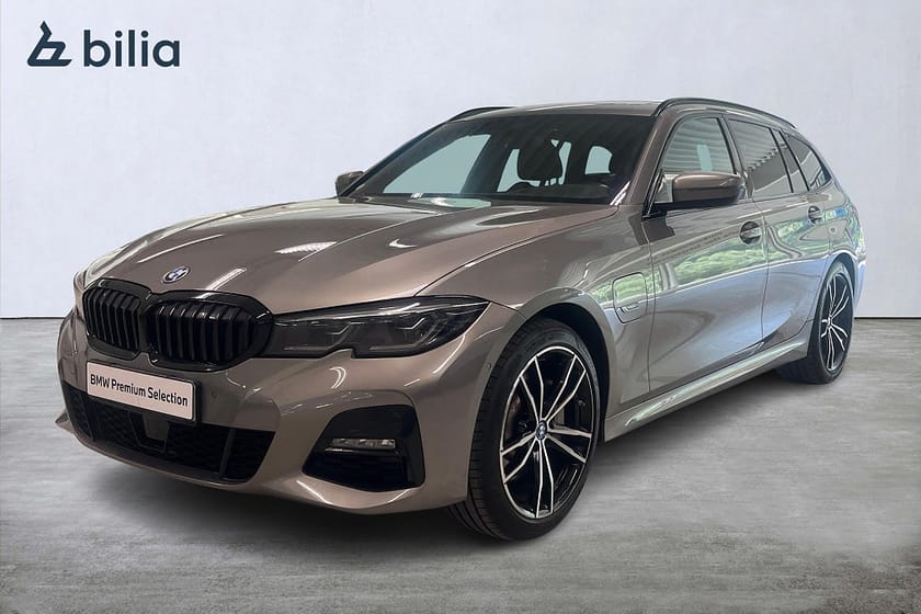 Bild 1 av BMW 330e xDrive Touring M-Sport | Panorama | HiFi | Drag | Head-up | Aktiv fart