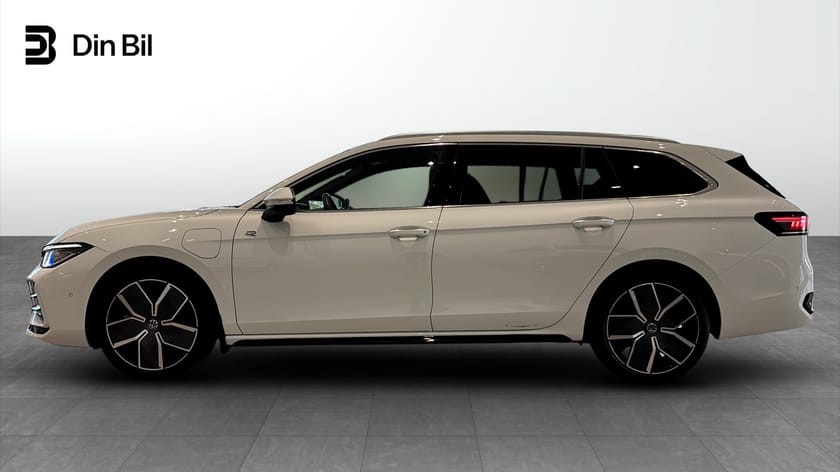 Bild 2 av Volkswagen Passat Variant eHybrid R-LINE 1.5 TSI 272 hk Drag/Värmare/Panoram