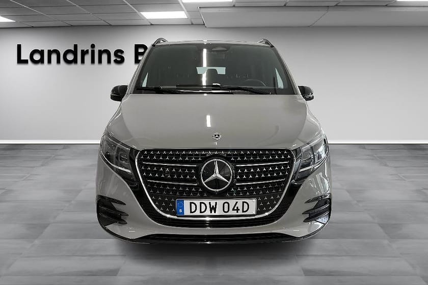 Bild 2 av Mercedes-Benz V 300d 4MATIC 3.2t 300 Lång AMG-Night 7-Sits
