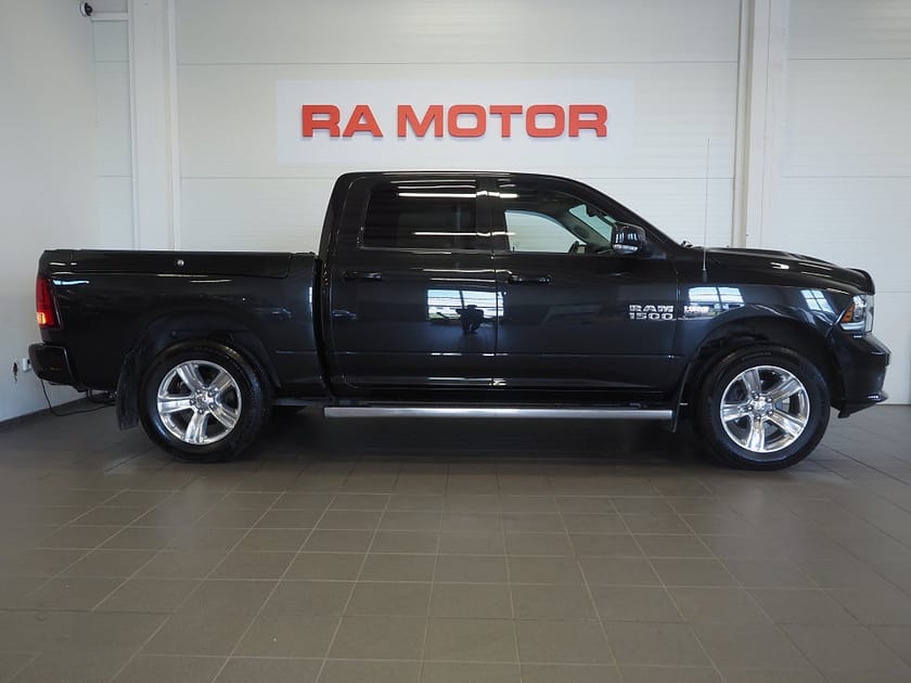 Bild 3 av RAM 1500 Crew Cab Sport 5.7 V8 395hk HEMI 4x4 TorqueFlite |Taklucka|Drag|