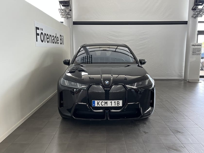 Bild 2 av BMW iX xDrive60 M Sport Panorama B&W Drag Soft Close