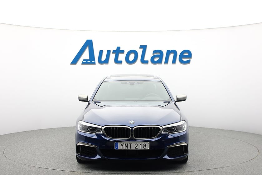 Bild 3 av BMW M550i xDrive Sedan Ultimate, B&W, Taklucka, Massage, HUD 462hk