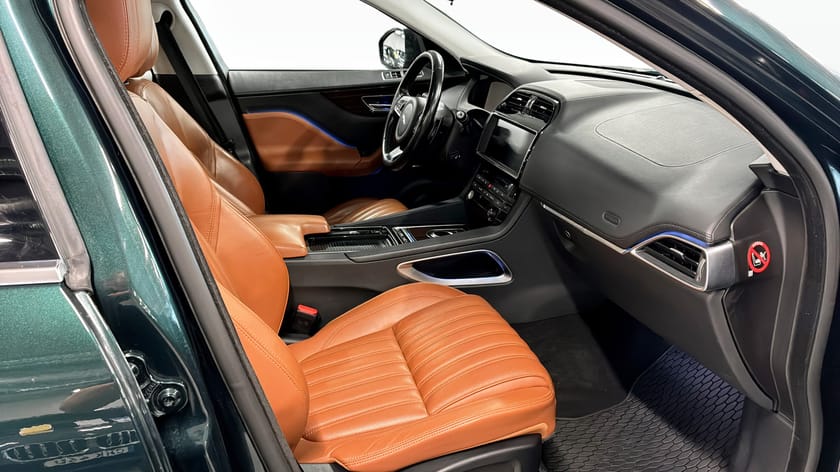 Bild 3 av Jaguar F-Pace 20d AWD 180hk Dragkrok Panorama Navi 22" LM-fälg
