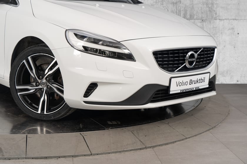 Bilde 3 av Volvo V40 T2 122 hk R-Design. 18"alu/Navi/Ryggekamera/Skinnseter