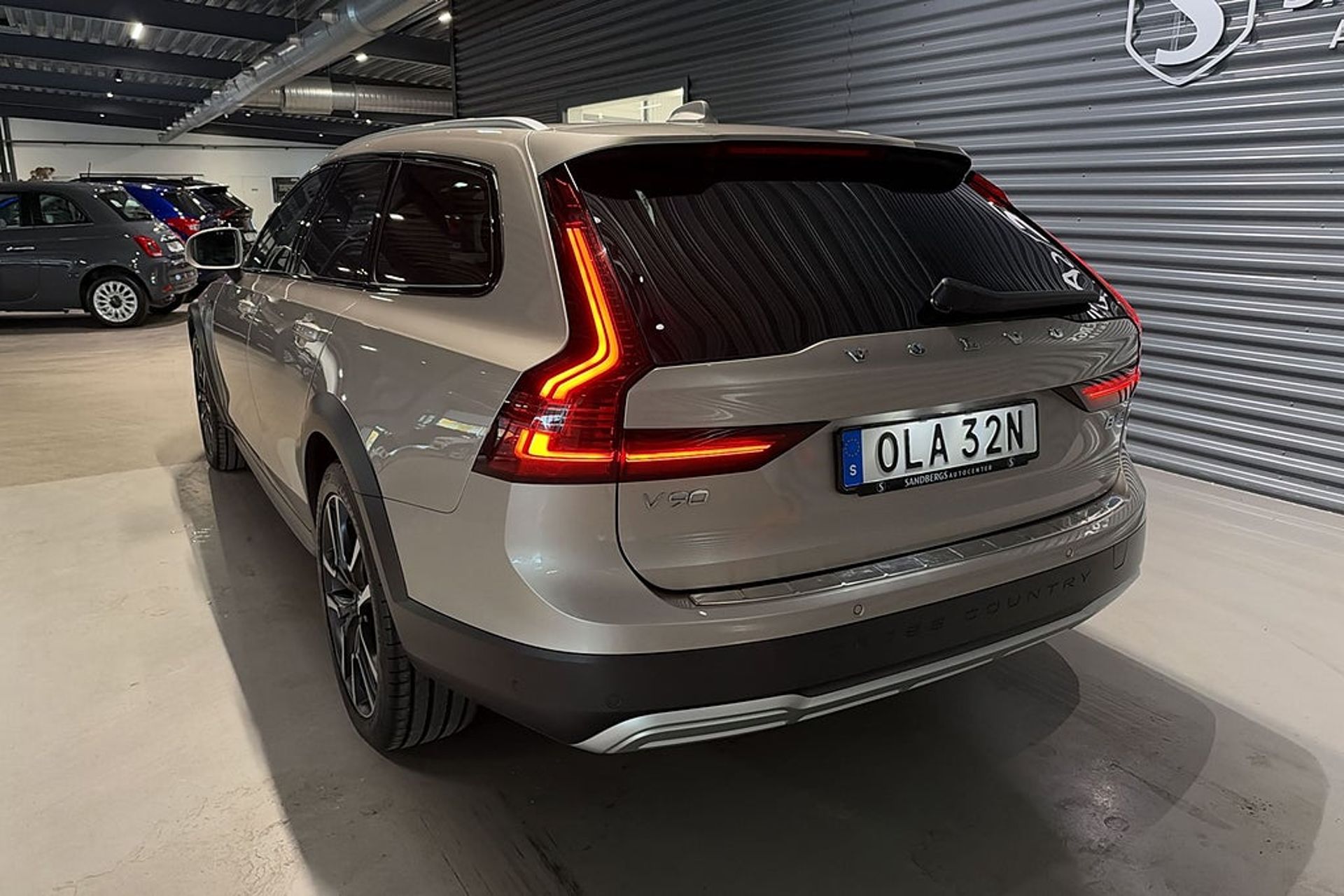 Volvo V90 Cross Country B4 AWD Plus 2023, photo 6/10