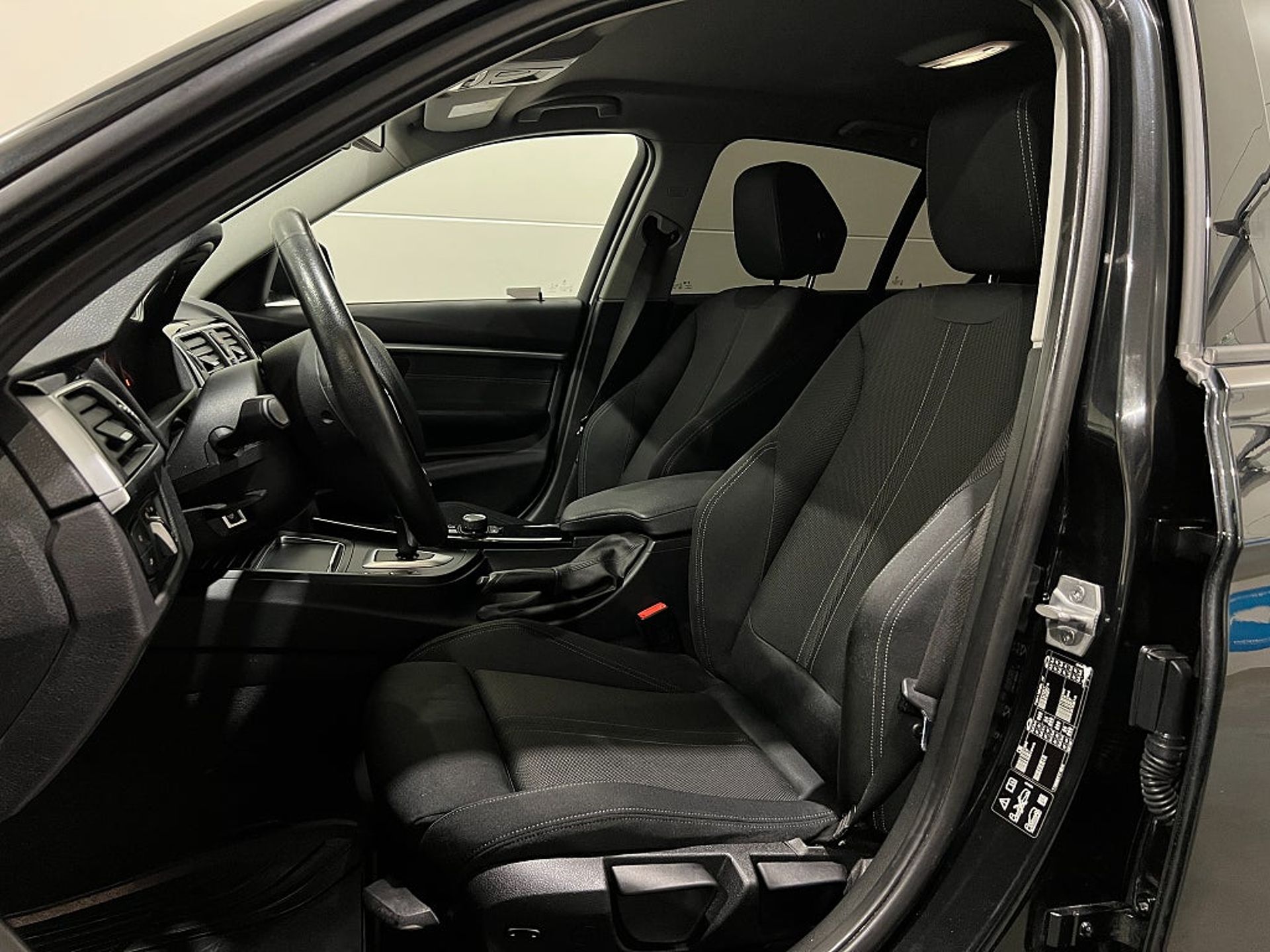BMW 320 2017, bild 7/10