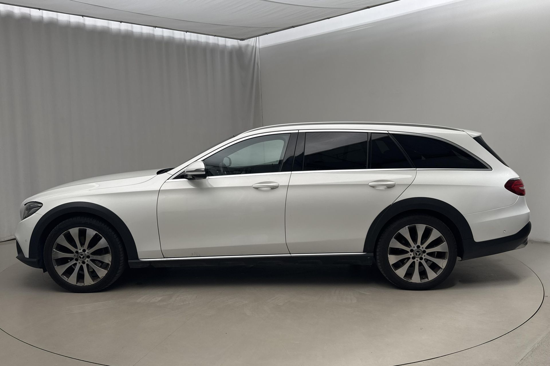 Mercedes-Benz E 220 d 4MATIC All-Terrain 2017, bild 2/10