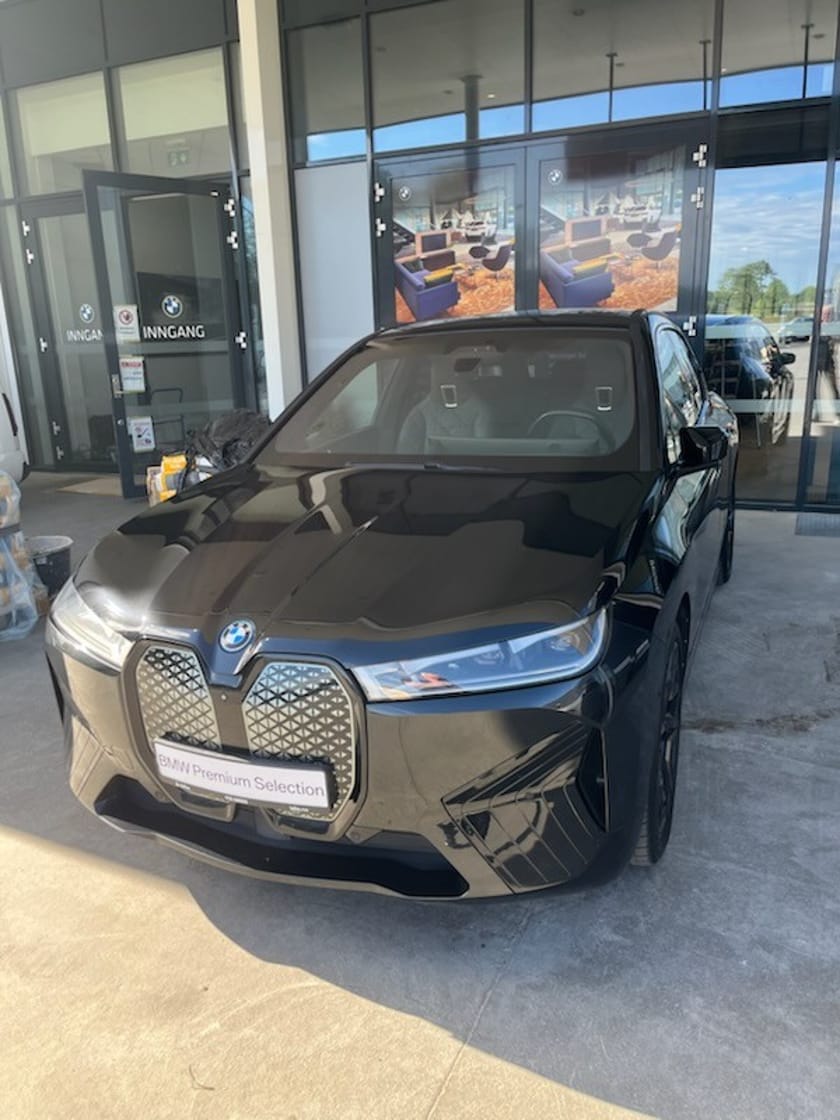 Bilde 1 av BMW iX xDrive50 FullyCharged,4hjuls,Luft,360,Lazer,22",Pano,SoftC.