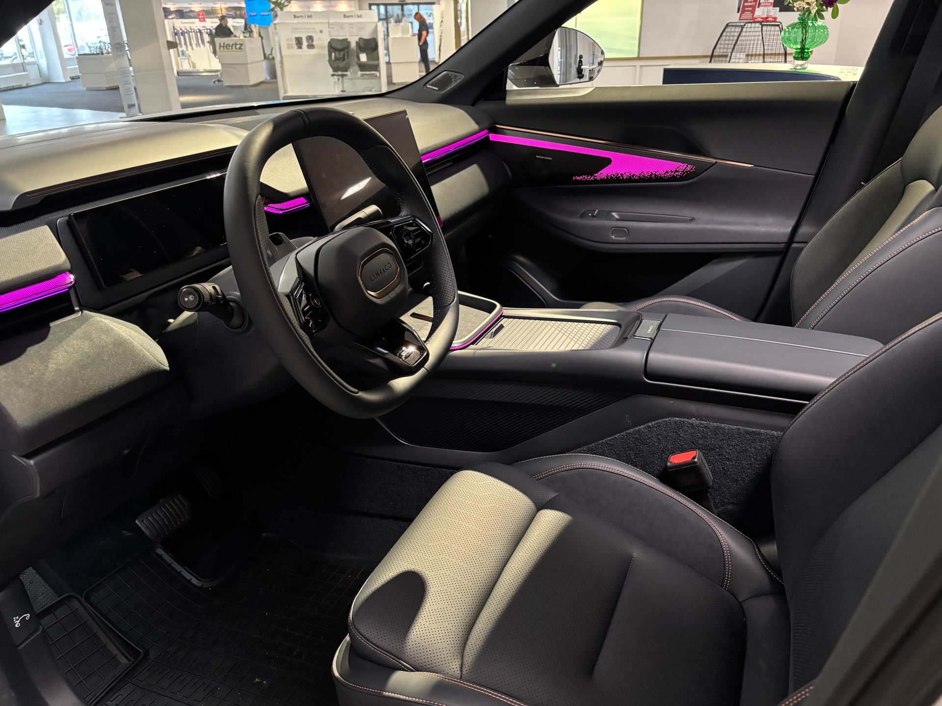 Lynk & Co 08 More PHEV 2025, bild 4/5