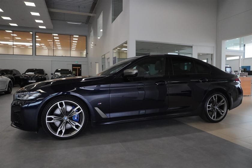 Bild 3 av BMW M550i xDrive Sedan Ultimate Edition Glastak Drag 20-Tum