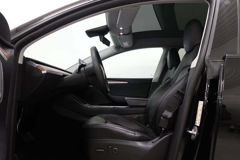 Bild 4 av Tesla Model Y Long Range AWD Dragkrok Panorama MOMS 360°