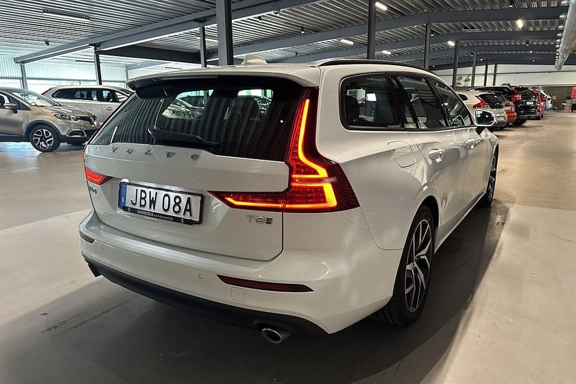Bild 4 av Volvo V60 T8 Twin Engine AWD Momentum Värmare Navi Drag Euro 6