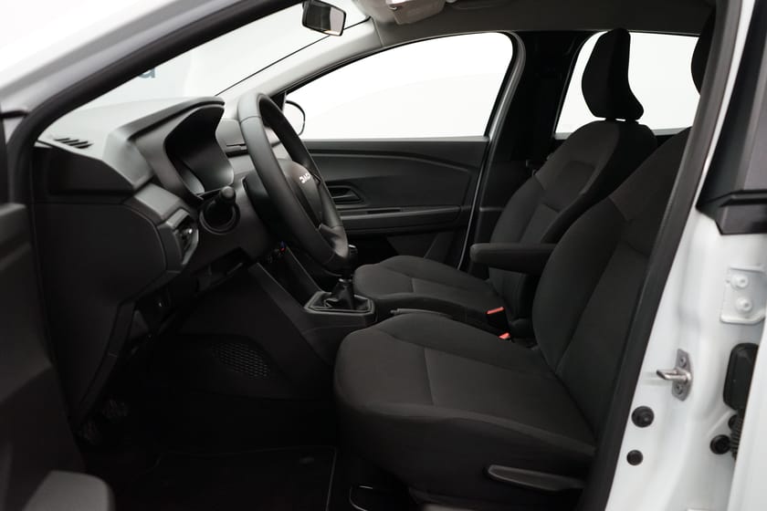 Bild 4 av Dacia Sandero TCe 90 essential – Parkeringsassistans bak | Farthållare