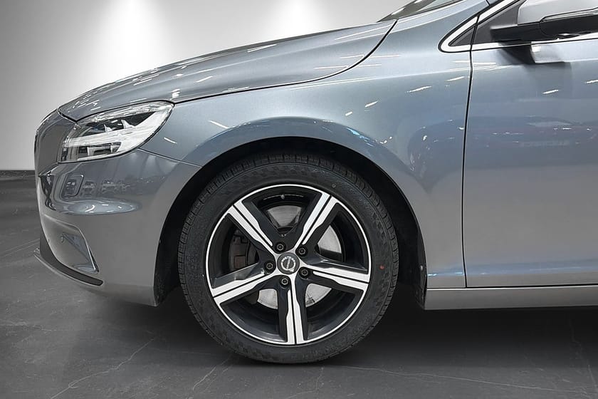 Bild 2 av Volvo V40 D2 Geartronic R-Design 120hk D-värm Adaptiv BLIS B-kam