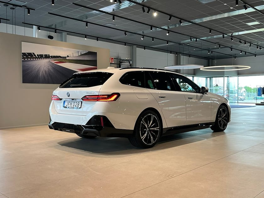 Bild 4 av BMW 530e xDrive Touring M Sport Pro Pano B&W DA Pro Drag