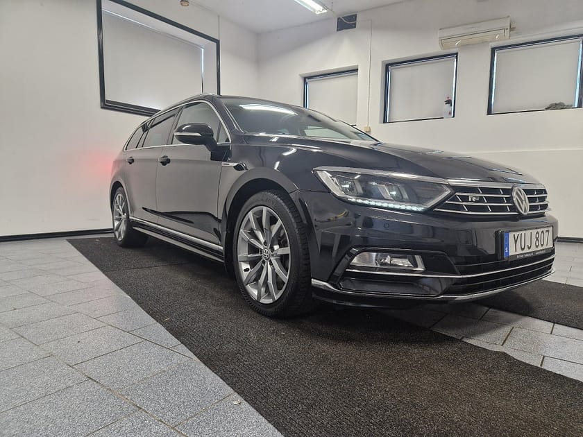 Bild 3 av Volkswagen Passat Sportscombi 2.0 TDI 190 hk R Line 4M GT Läder Cockpit