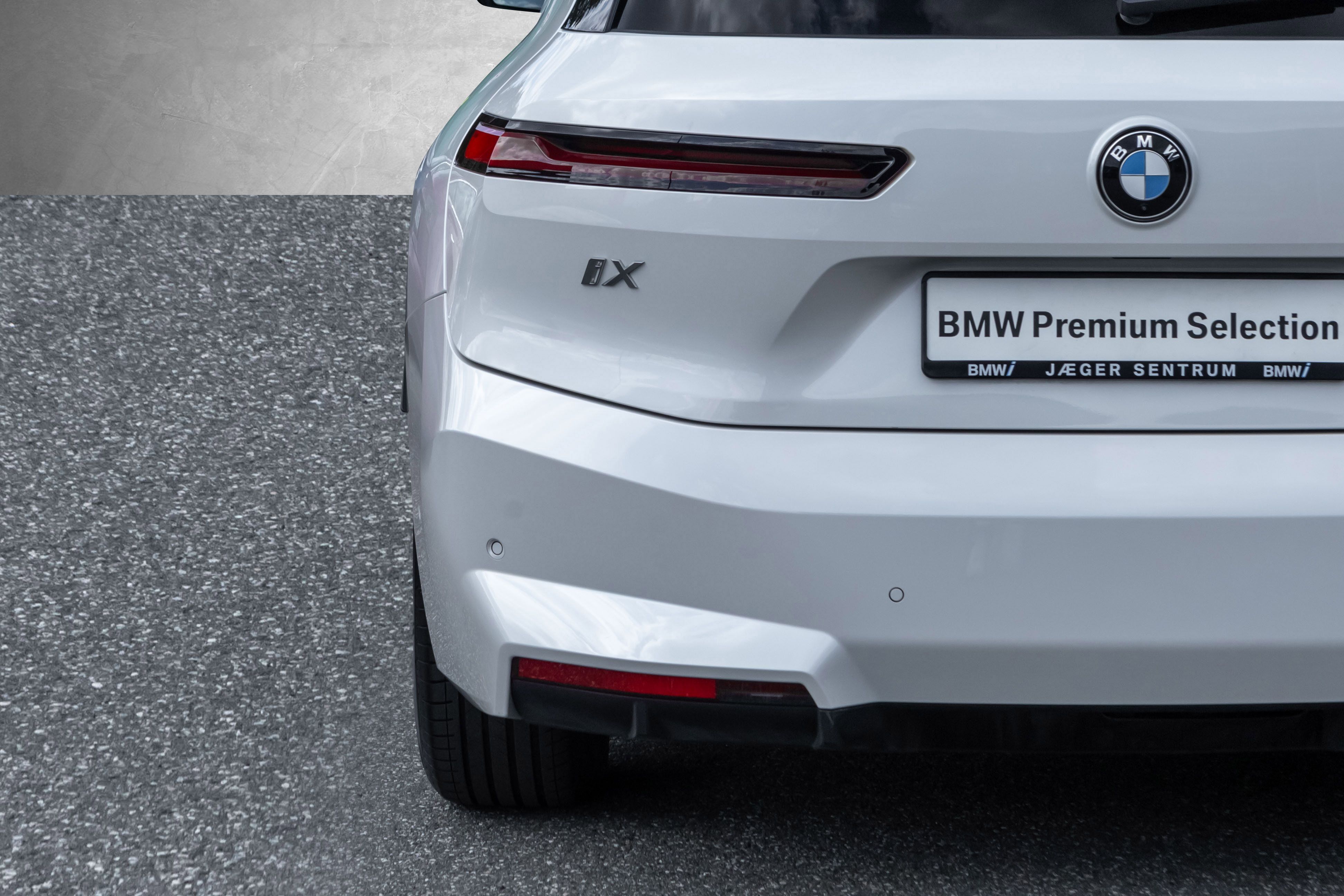 BMW iX xDrive60, 544hp, 2025