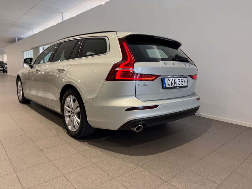 Bild 4 av Volvo V60 B4 Bensin Mom Adv Navi Pro Edition / 10 000kr tillbehör / Backkamera / Navigation / automatisk baklucka /